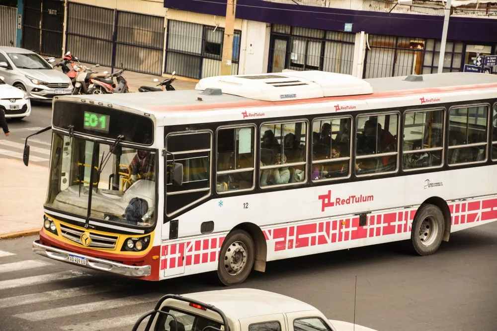 Refuerzan la presencia policial en paradas de colectivos para frenar robos y piedrazos