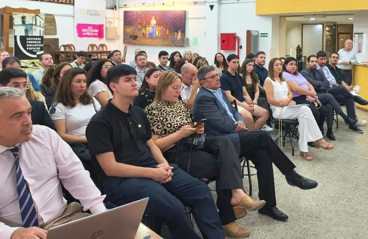 Jóvenes de Valle Fértil, San Martín y Capital se capacitaron en comercio exterior