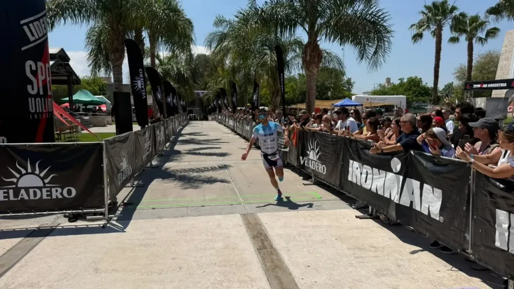 Gaëtan Fetaud y Lucila Merlo ganaron el Ironman 51.50 en San Juan