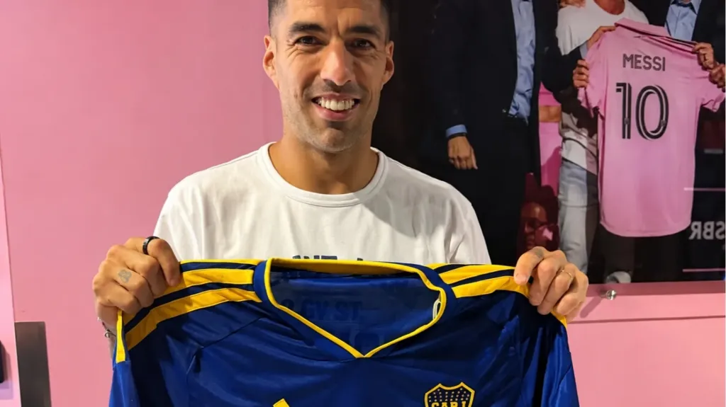 Messi recibió la camiseta de Boca en Miami y eligió la tradicional