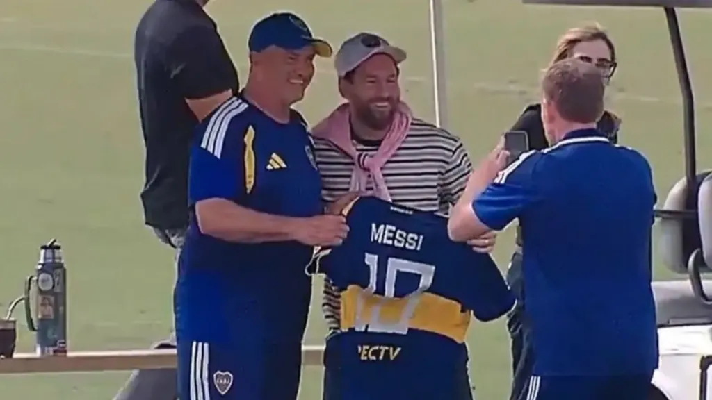 Messi recibió la camiseta de Boca en Miami y eligió la tradicional