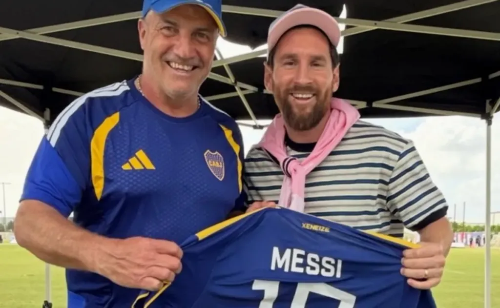 Messi recibió la camiseta de Boca en Miami y eligió la tradicional