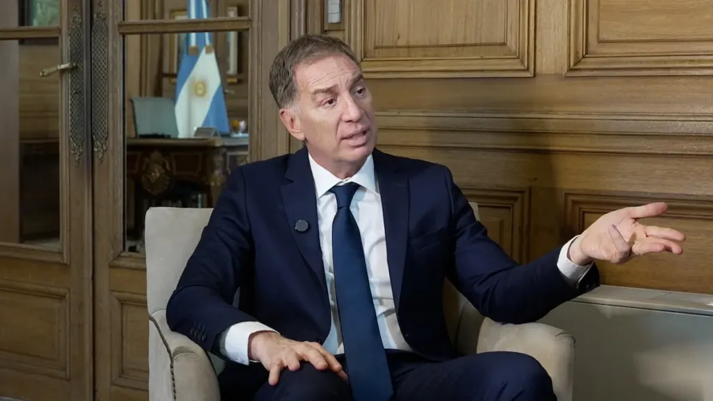 Santilli defendió la salida de Flávio Bolsonaro: “No tenía impedimentos de Interpol”