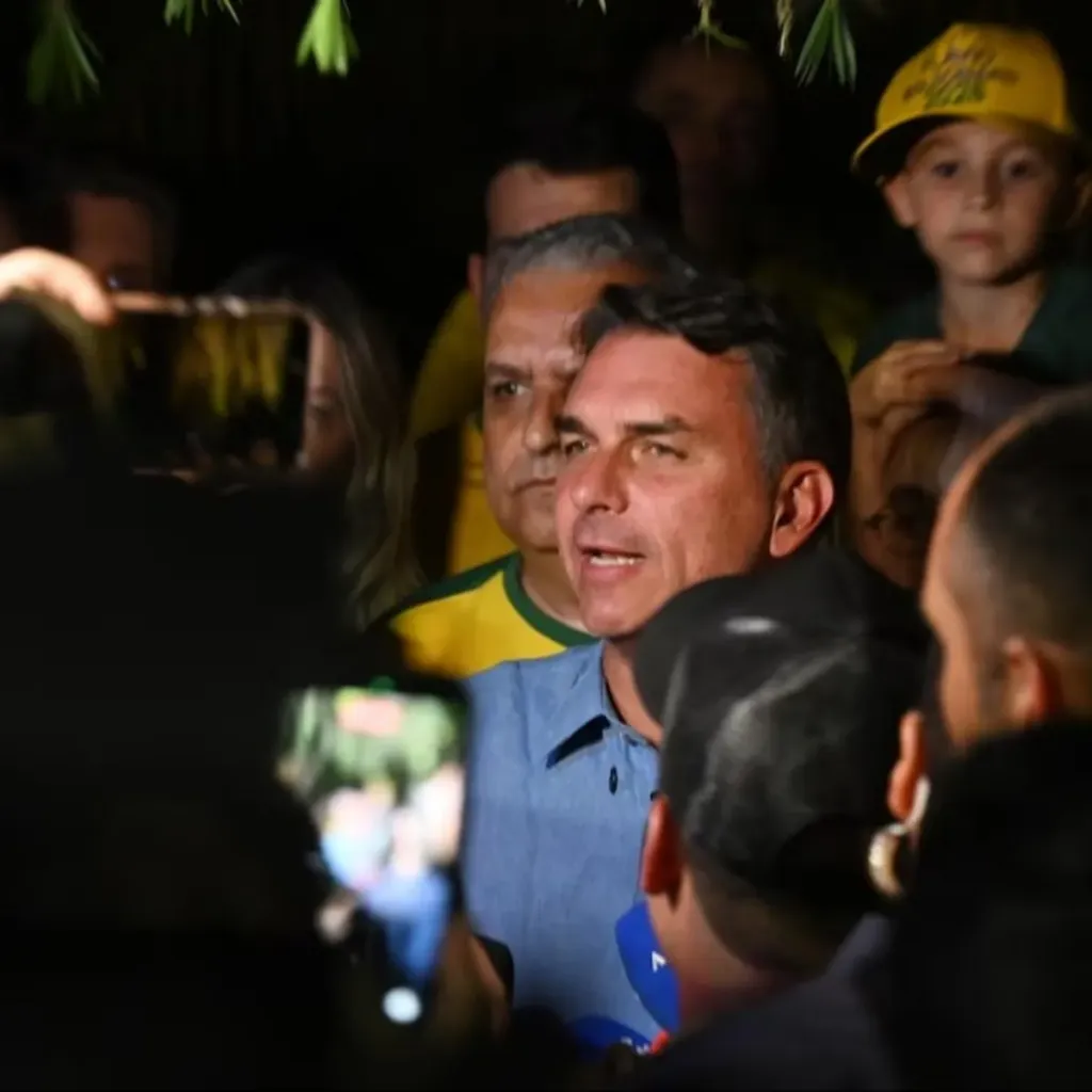Santilli defendió la salida de Flávio Bolsonaro: “No tenía impedimentos de Interpol”