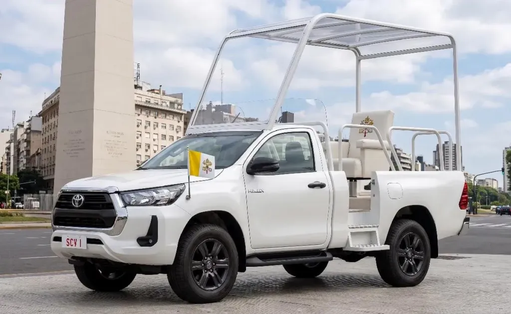 Toyota entregó los papamóviles para la visita del papa León XIV al país