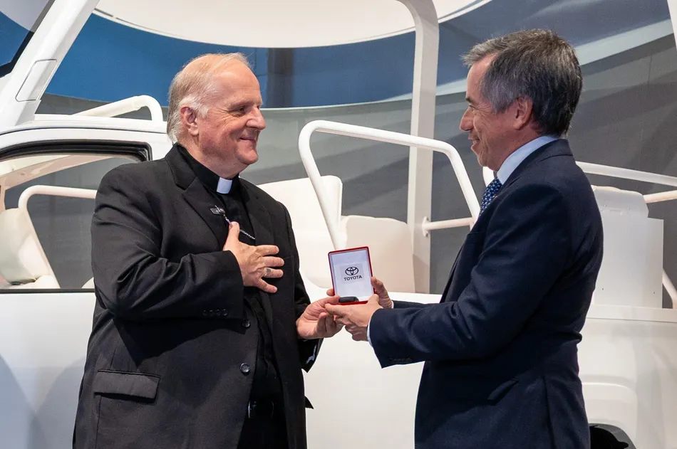 Toyota entregó los papamóviles para la visita del papa León XIV al país